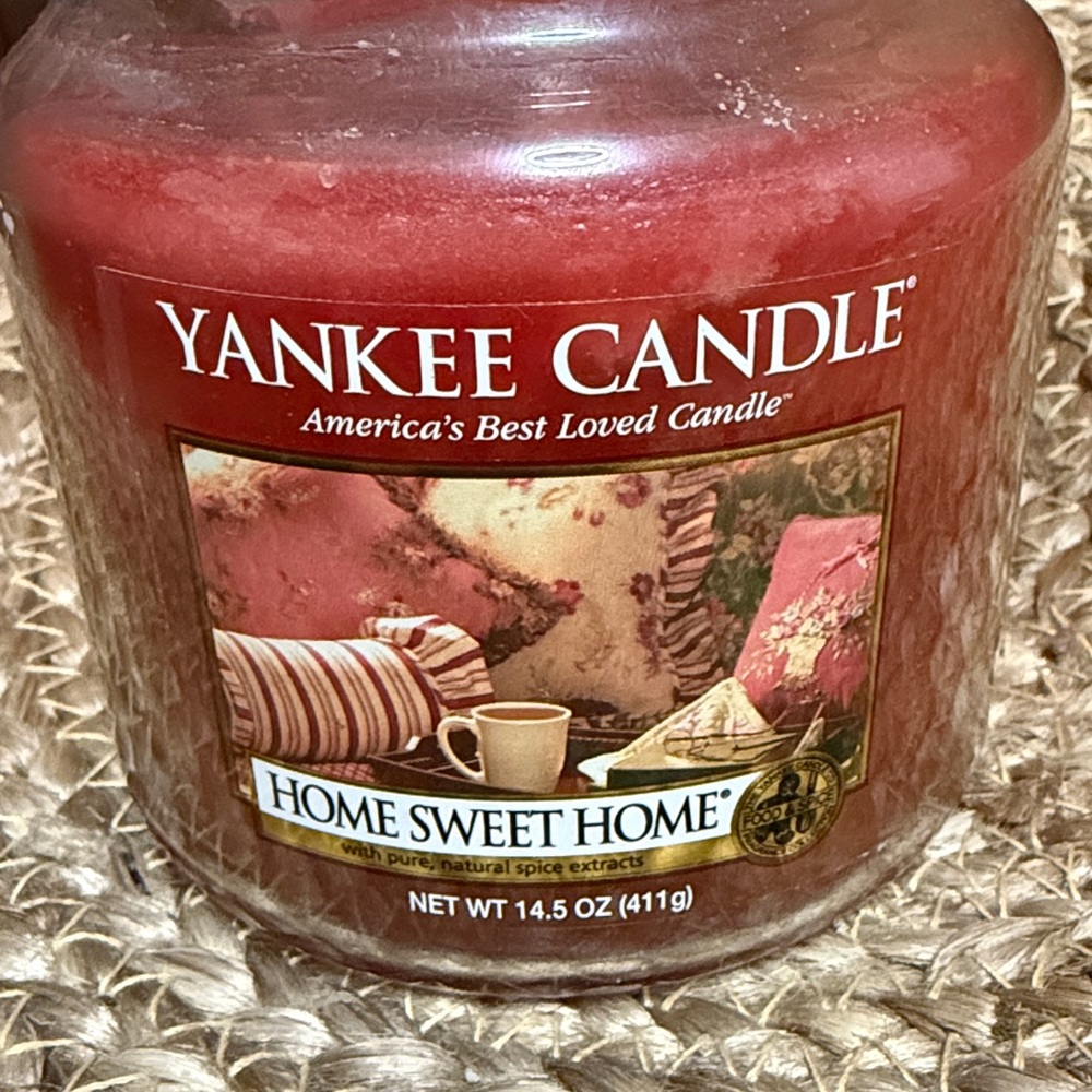 Yankee Candle Home Sweet Home in Deep Red
